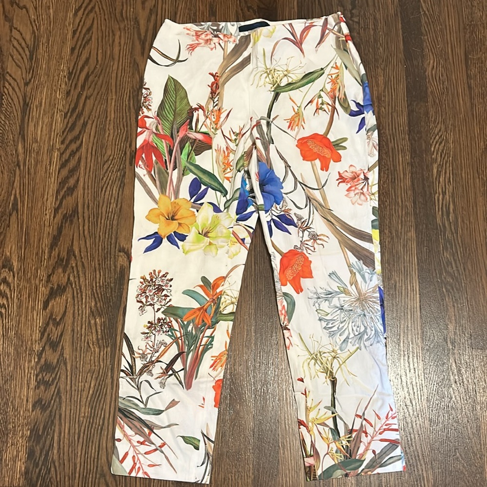 Work of Art Floral Capris! Very Sexy in The City Chic!